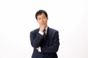 考える中年の男性