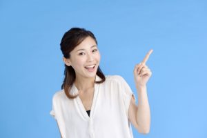 指さす女性