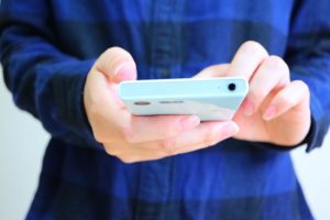 スマホを触る様子