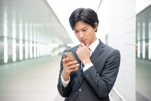 スマホを見る男性