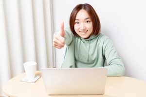 笑顔で指さす女性