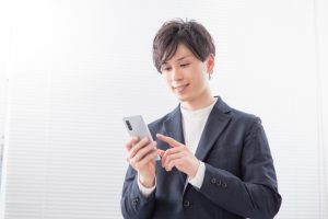 スマホを見る男性