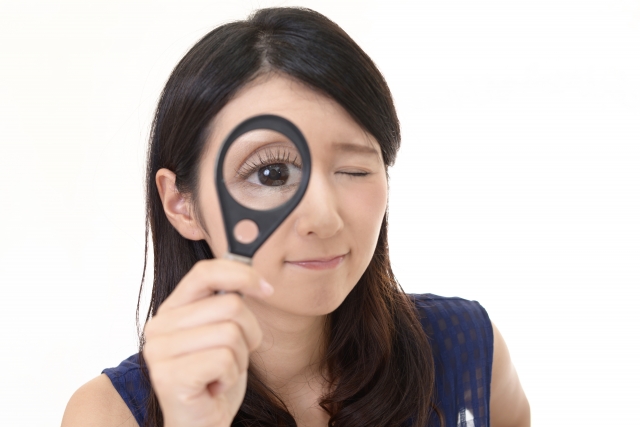 虫眼鏡で見る女性