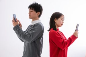 スマホを触る男女