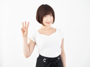 ３を表示する女性
