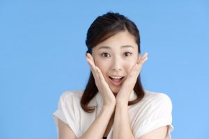 驚く女性