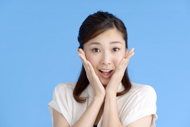 驚く女性