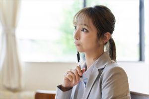 考える女性