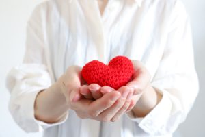 ハートを手渡す女性