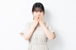 驚く女性