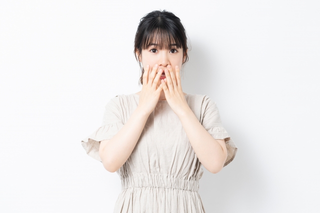 驚く女性