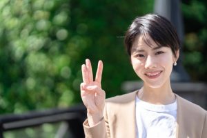 3を表示する女性