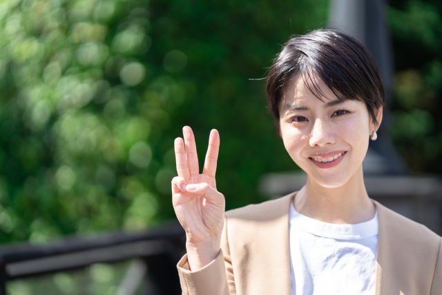 3を表示する女性