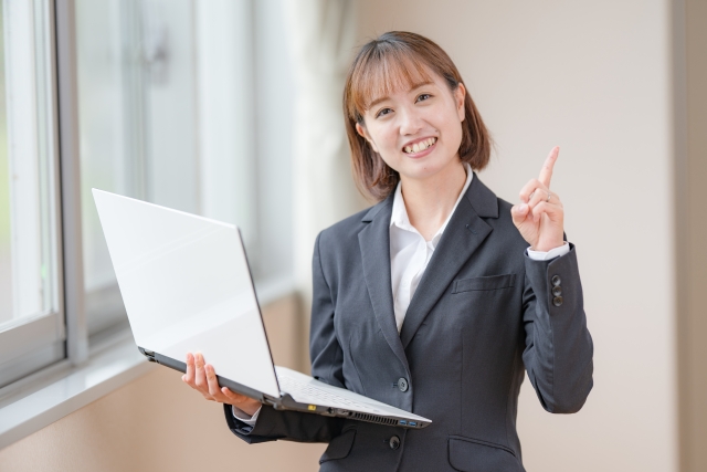 PCを手にする女性